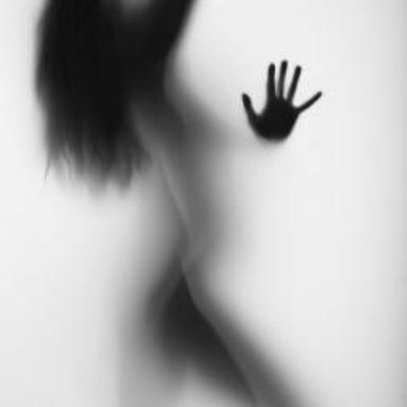 Silhouette féminine sensuelle - nouvelle masseuse et escort girl à Genève